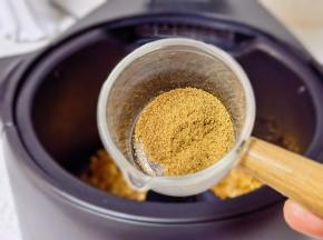 黄豆炸至金黄后加入孜然粉。