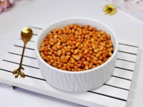 沥油后装盘即可食用。