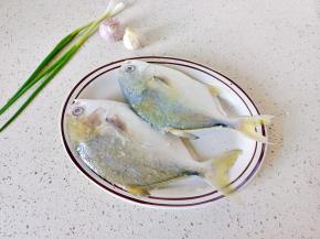 准备金昌鱼两条，葱姜蒜少许。