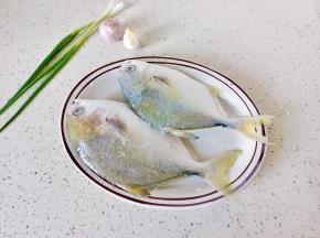 准备金昌鱼两条，葱姜蒜少许。