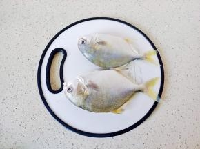 用刀背把金昌鱼表面的鱼鳞刮干净。