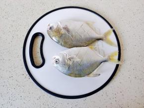 再把金鲳鱼打上花刀。