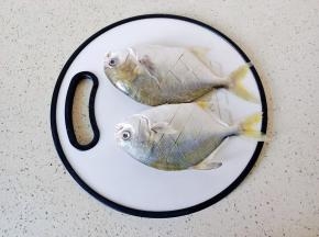 再把金鲳鱼打上花刀。