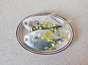 放上生姜片，蒜末。