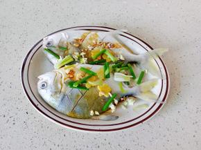 再放上少许的葱段。