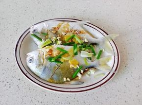 再放上少许的葱段。