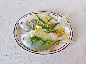 将调味料抓拌均匀，腌制一小时。