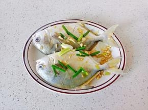 将调味料抓拌均匀，腌制一小时。