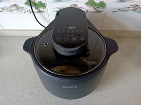 放入空气炸锅的炸篮上，选择旋转炸200度。