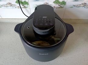 放入空气炸锅的炸篮上，选择旋转炸200度。