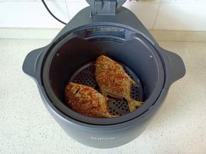 待金昌鱼烤到10分钟时，刷一层食用油，再撒上辣椒粉，芝麻继续烤。