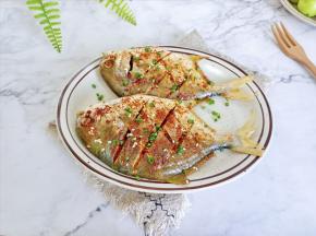 香喷喷的烤金昌鱼，刚端上桌就被抢光了，表皮酥酥的，鱼肉鲜嫩可口！