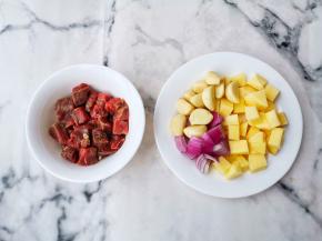 准备好所有食材。牛肉，土豆，洋葱切块，大蒜去皮。