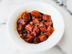 牛肉加一勺生抽，一勺蚝油，半勺老抽，1勺淀粉，一勺油抓匀备用。