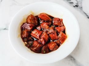 牛肉加一勺生抽，一勺蚝油，半勺老抽，1勺淀粉，一勺油抓匀备用。