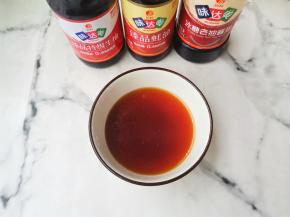 调灵魂酱汁: 2勺生抽，1勺老抽，1勺蚝油，半勺白糖，适量黑胡椒和半碗清水搅匀。