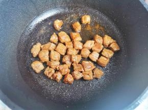 另起锅热油倒牛肉炒变色，