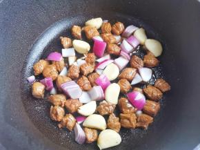 倒入洋葱大蒜炒香，