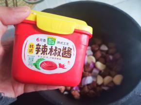 加一勺辣椒酱煮开，