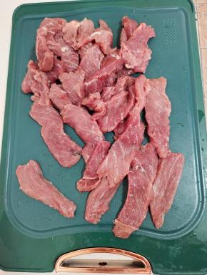 选择前腿或者后腿肉，清洗干净沥干水分，顺着纹路切成稍厚些的肉片！