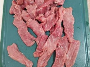 选择前腿或者后腿肉，清洗干净沥干水分，顺着纹路切成稍厚些的肉片！