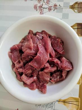 切好的肉放入碗中！
