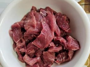 切好的肉放入碗中！