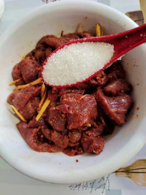 再加入白糖提鲜！