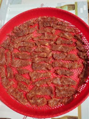 腌制好后，放晾网上晾干水分！（中途记得翻面哦！）