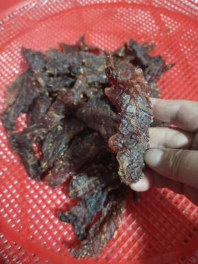 晾三天后的效果！表面硬硬的！肉片可弯曲，颜色特别好看！