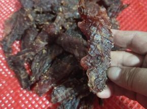 晾三天后的效果！表面硬硬的！肉片可弯曲，颜色特别好看！