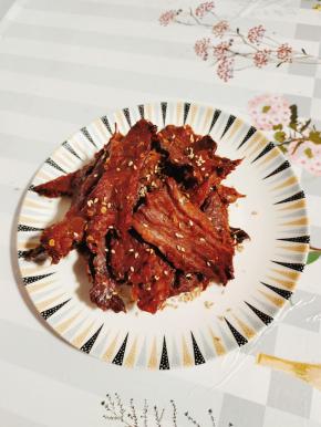 时间到，猪肉干蒸好了！好吃有嚼劲儿！有条件的可以撒适量的熟白芝麻，味道更香！是你追剧必备的零食之一！