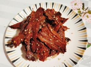 时间到，猪肉干蒸好了！好吃有嚼劲儿！有条件的可以撒适量的熟白芝麻，味道更香！是你追剧必备的零食之一！