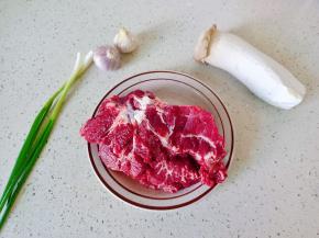 准备好新鲜的牛肉，杏鲍菇。