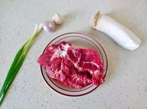 准备好新鲜的牛肉，杏鲍菇。