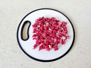 牛肉顺着纹路横着切成小丁。