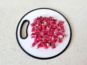 牛肉顺着纹路横着切成小丁。