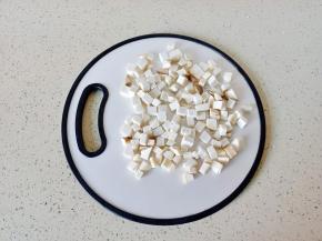 杏鲍菇切片，再切成小丁。