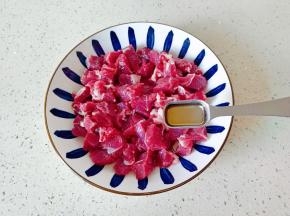 牛肉加料酒一勺。