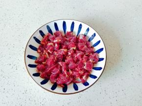 抓拌均匀先腌制半小时。