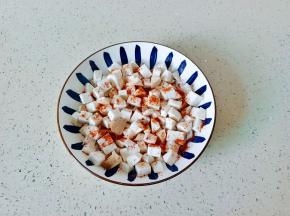 杏鲍菇加辣椒粉一勺拌一下。