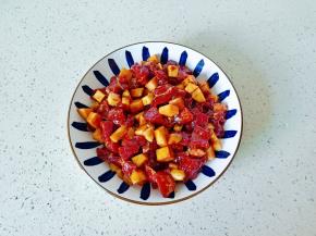 再把牛肉与杏鲍菇拌一下。