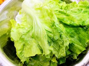 生菜淘洗干净沥干水