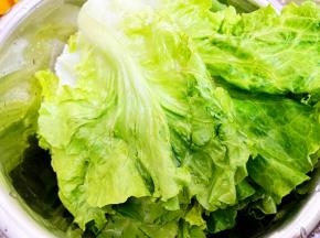 生菜淘洗干净沥干水