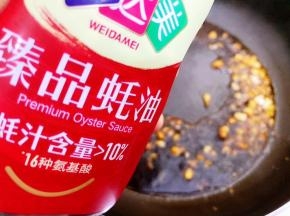 加入味达美味极鲜酱油，味达美甄品蚝油，白糖和清水煮开