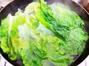 焯至断生后捞出摆入盘里