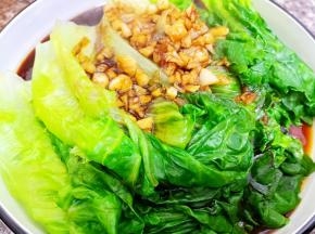 把煮好的料汁铺在生菜上即可