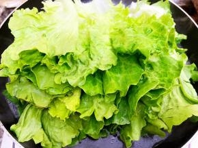 锅里烧水，水开后滴入几滴植物油放入生菜