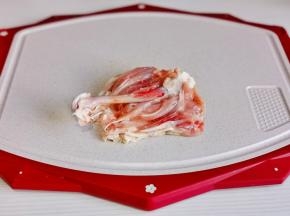 鸡腿洗净去骨。