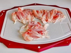 三个鸡腿依次去骨。